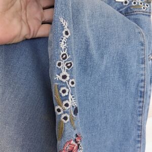 Women's Blue Embroidered Floral denim jeans.